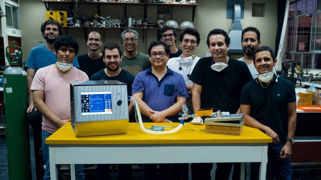 Equipo multidisciplinario durante el desarrollo del prototipo, laboratorio PUCP